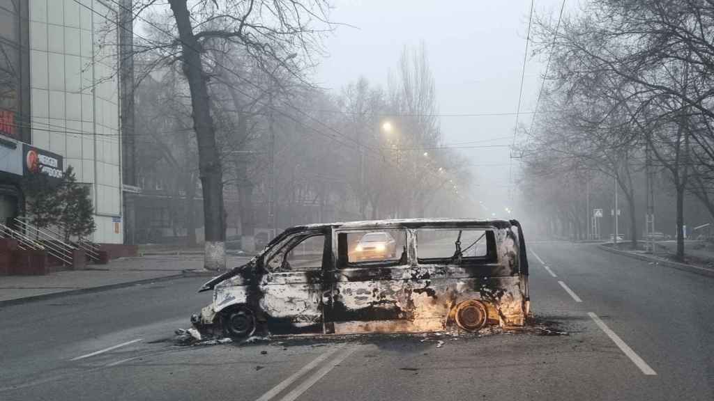 Un coche quemado en Almaty, Kazajistán, tras las manifestaciones.