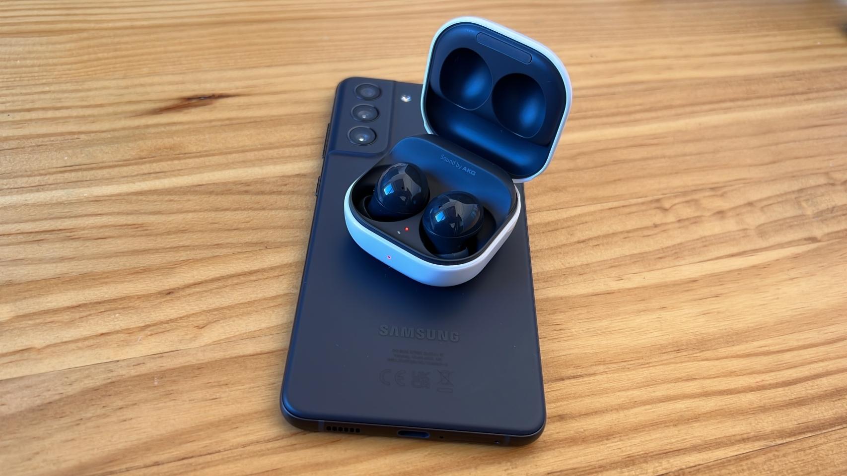 El móvil cargando los auriculares