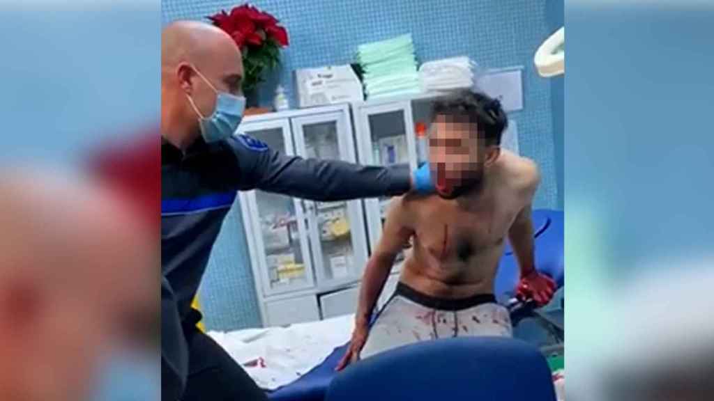 Un policía local sujetando al paciente que se autolesionaba en el centro de salud de Cehegín.