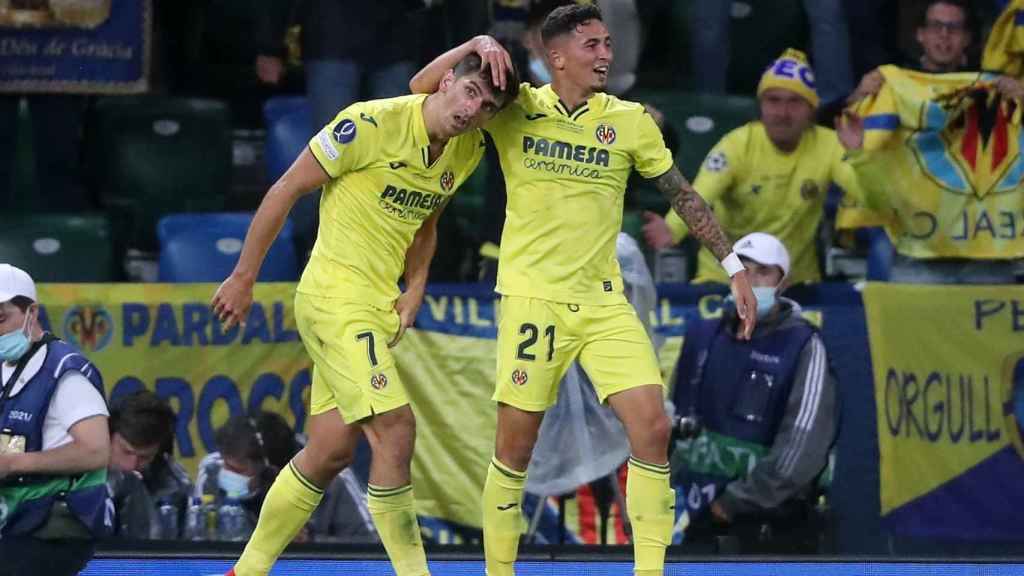 Gerard Moreno celebra con Yeremy Pino el gol al Chelsea en la final de la Supercopa de Europa.