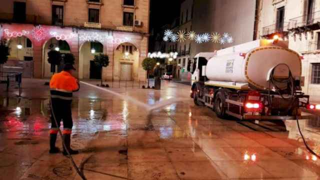 Los servicios de limpieza urbana han tenido que trabajar más estas fiestas en Alicante.