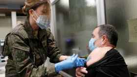 Los equipos militares apoyan en la vacunación para frenar una incidencia disparada.