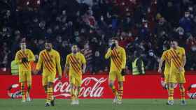 Los jugadores del Barça se lamentan tras el gol del Granada.