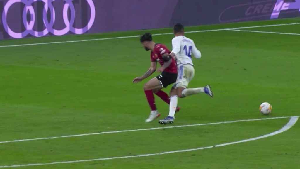 Así fue el penalti de Alderete sobre Casemiro que Benzema transformó en gol  para el Real Madrid