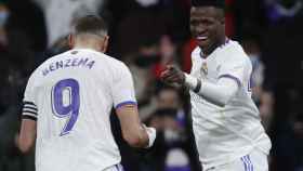 Vinicius celebra con Karim Benzema su gol al Valencia