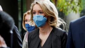Elizabeth Holmes llegando al juicio.