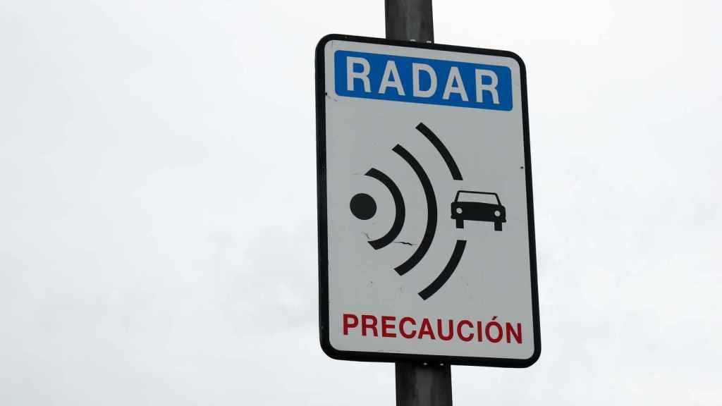 Una señal señalizando la proximidad de un radar de velocidad.