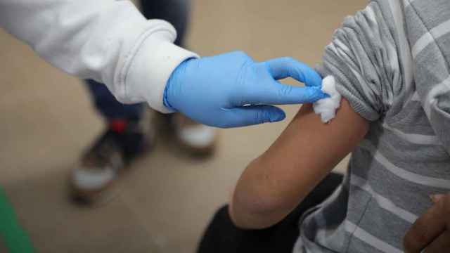 Se abre la vacunación con tercera dosis a los madrileños entre 40 y 44 años.