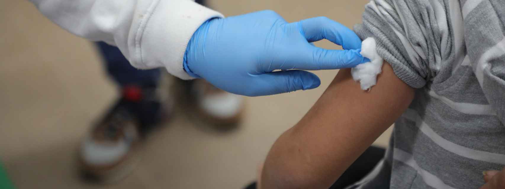Un menor recibe sus vacunas contra la Covid. Efe