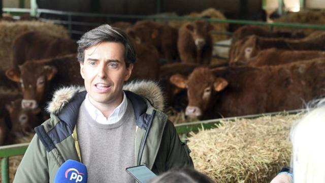 Francisco Montesinos, durante su visita a una explotación ganadera en Cavia