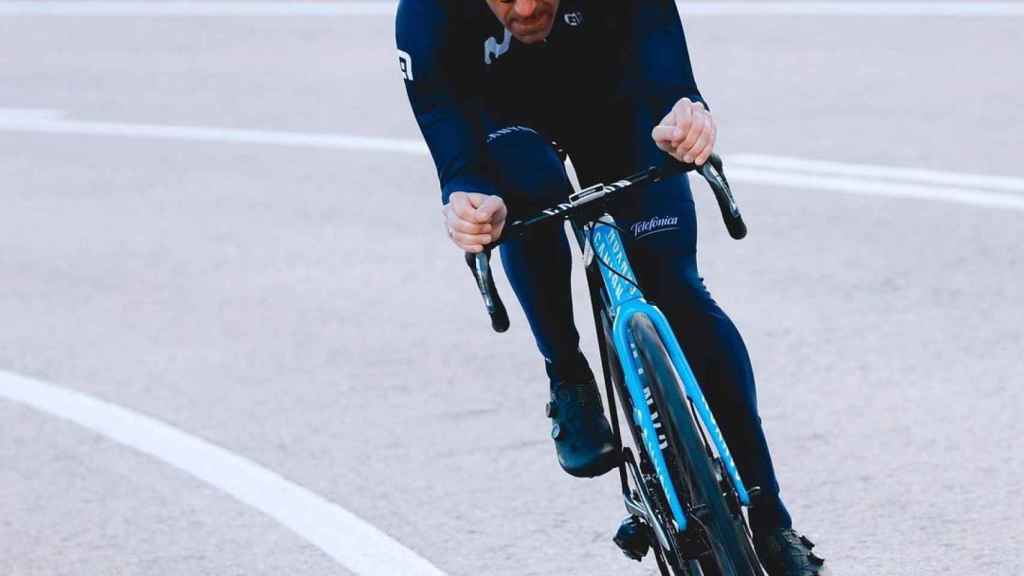 El director del Movistar Team Patxi Vila en una salida en bicicleta