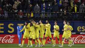Los jugadores del Villarreal celebra un gol ante Yannick Carrasco