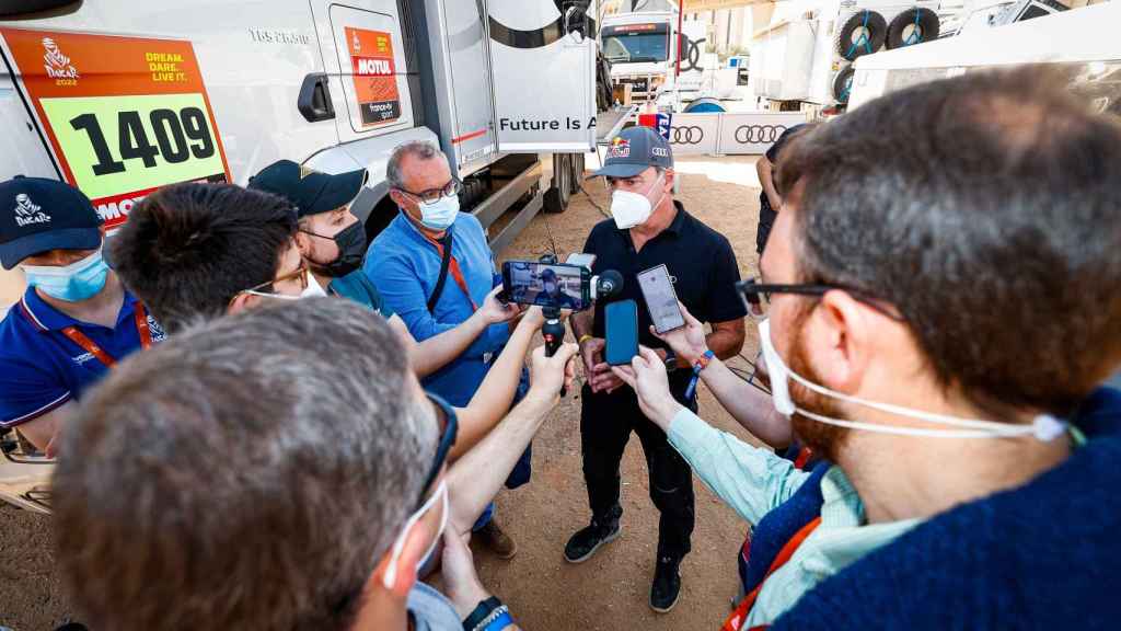Carlos Sainz atiende a los medios de comunicación en el Rally Dakar 2022