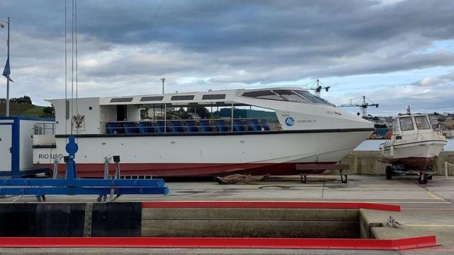 Barco de la Diputación de Toledo en el muelle de Ribadeo. Foto: La Voz de Galicia