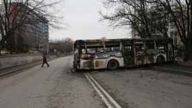 Un autobús quemado en las protestas en Almatý, Kazajistán