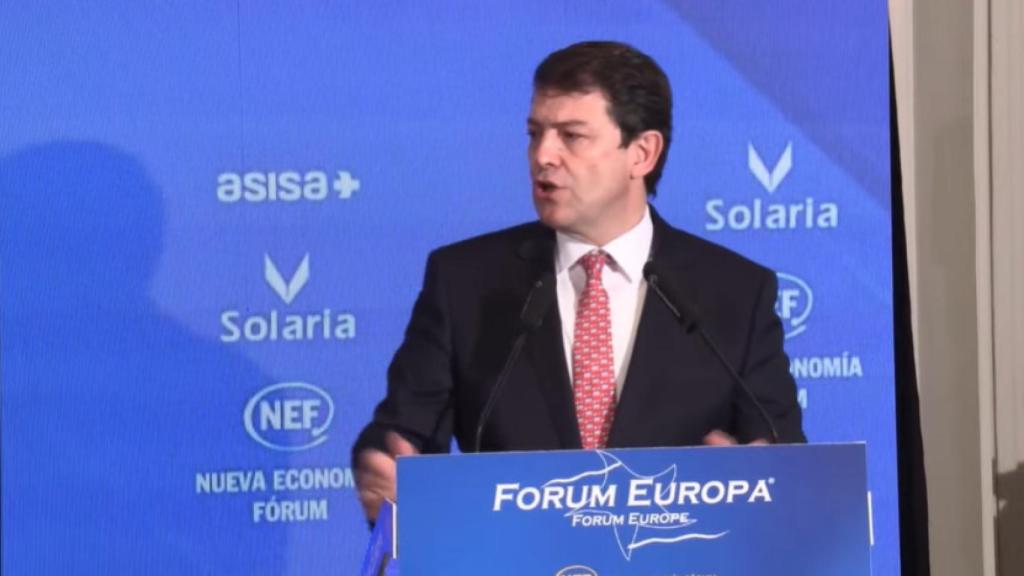 l presidente de la Junta de Castilla y León, Alfonso Fernández Mañueco, ha sido el encargado de presentar la conferencia de Isabel Díaz Ayuso.