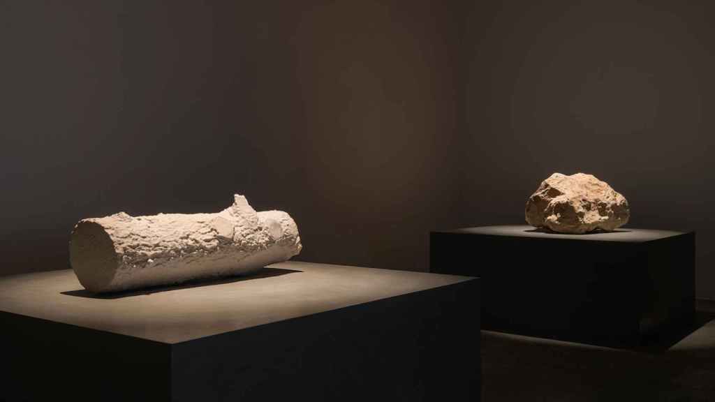 Perejaume: 'Madera adorada en piedra / piedra adorada en madera', 2021, en la galería Nogueras Blanchard. Foto: Roberto Ruiz