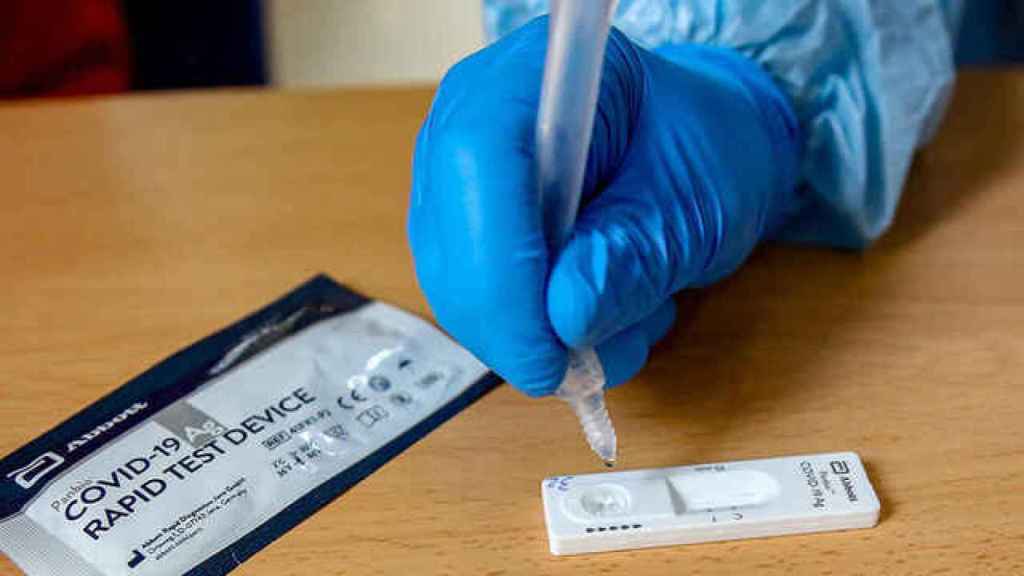 Un test de antígenos que se puede encontrar en cualquier farmacia.