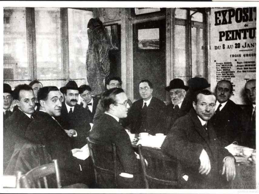 Unamuno 'preside' una tertulia en La Rotonde, años veinte.