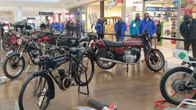 Exposición de motos en Vallsur por Pingüinos