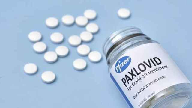 Para inmunodeprimidos y en los hospitales: así se usarán las primeras dosis del antiviral de Pfizer