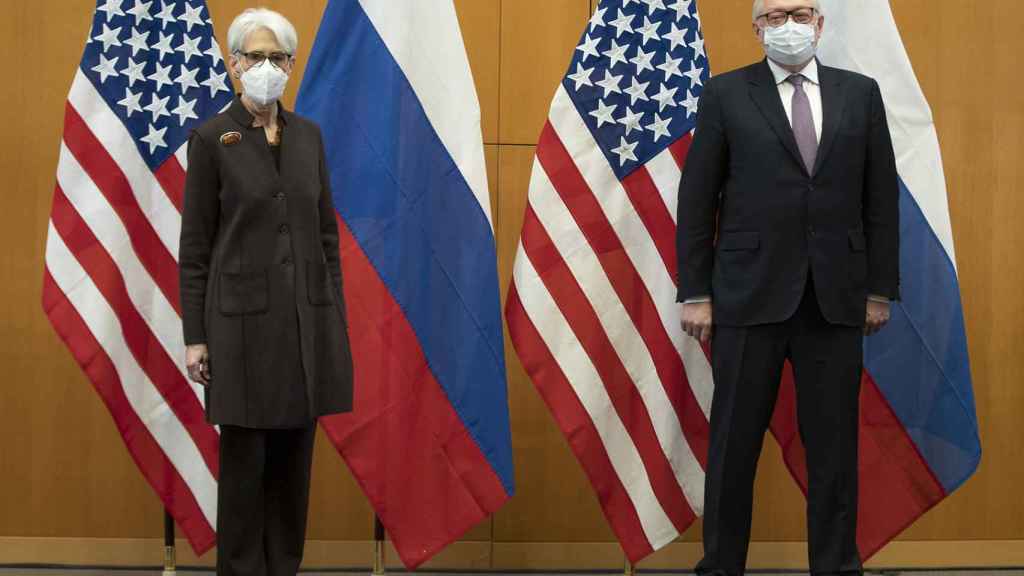 La negociadora de EEUU, Wendy Sherman, y su homólogo ruso, Sergei Ryabkov, durante su reunión en Ginebra
