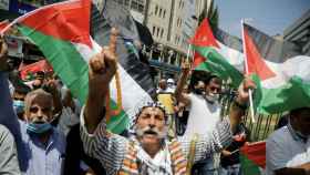 Ciudadanos palestinos protestan por la firma de los acuerdos entre Israel y los Emiratos Árabes Unidos y Bahrein.