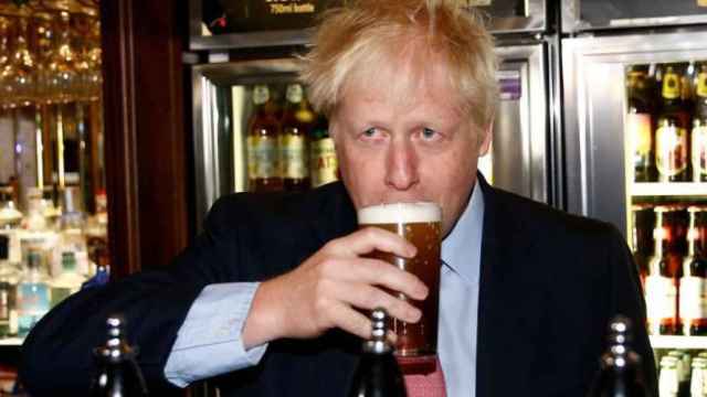 El primer ministro de Reino Unido, Boris Johnson, tomando cerveza en una imagen de archivo. Reuters