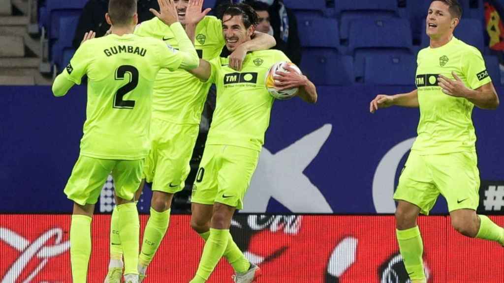 Pere Milla celebra su segundo gol ante el Espanyol que dio la victoria al Elche.