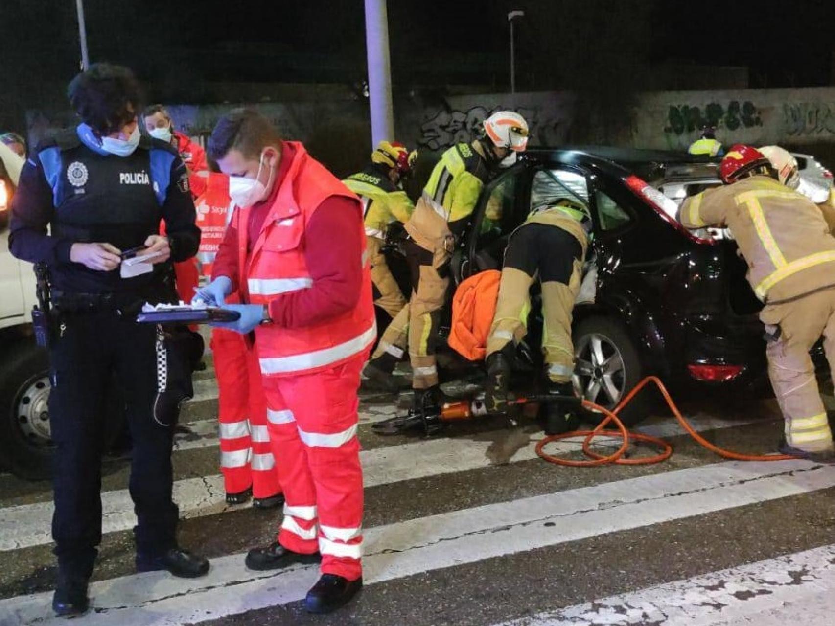 Los Bomberos y distintos organismos trabajando en el lugar del accidente