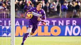Dusan Vlahovic celebra un gol con la Fiorentina.