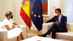 Yolanda Díaz, vicepresidenta segunda, y Pedro Sánchez, presidente del Gobierno, reunidos en Moncloa.