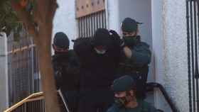 Salida de los juzgados de Fuengirola de 'El melillero', detenido por supuestamente rociar con ácido a su exnovia y una amiga.