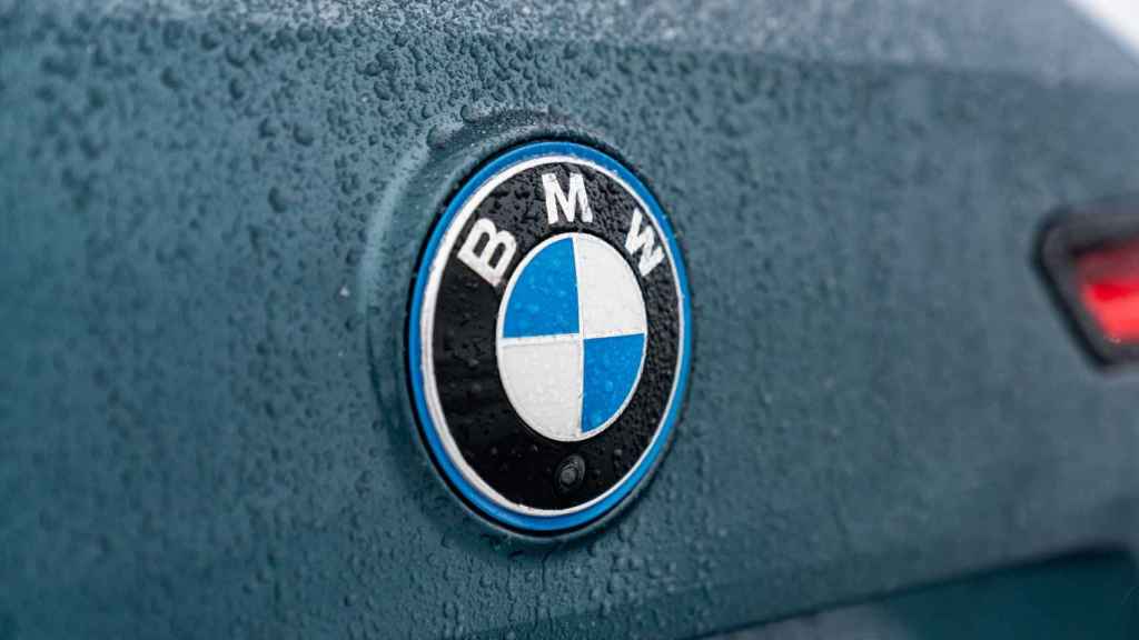 Emblema de BMW en el SUV iX.