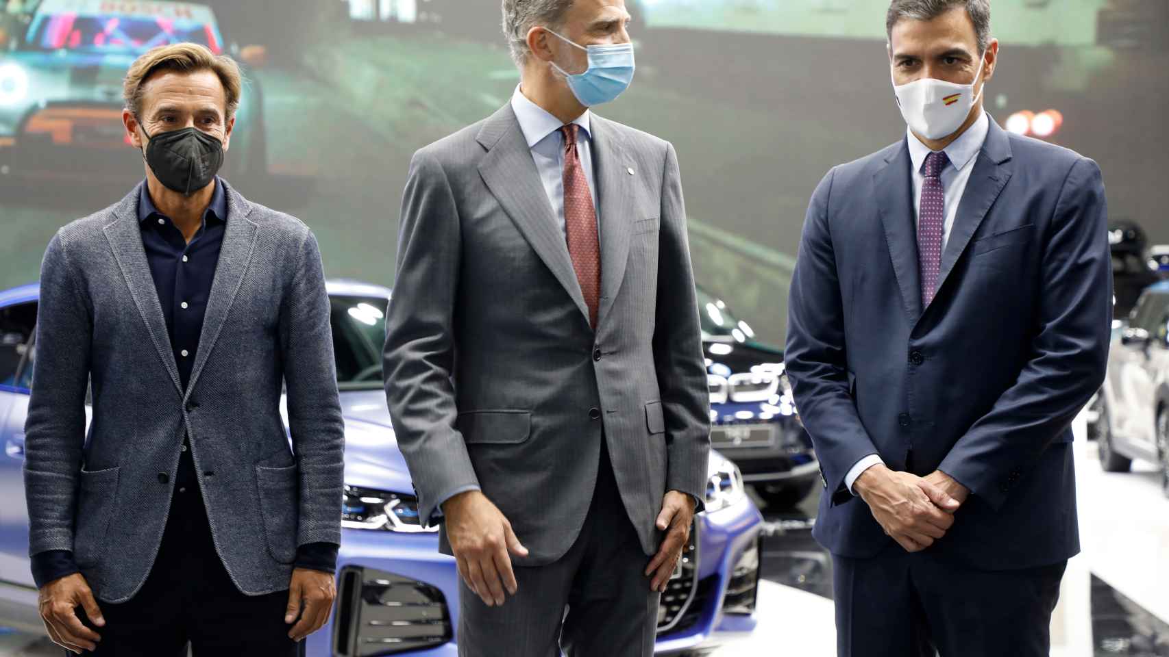 El CEO de BMW en España, Manuel Terroba, junto al rey Felipe y el presidente del Gobierno, Pedro Sánchez.