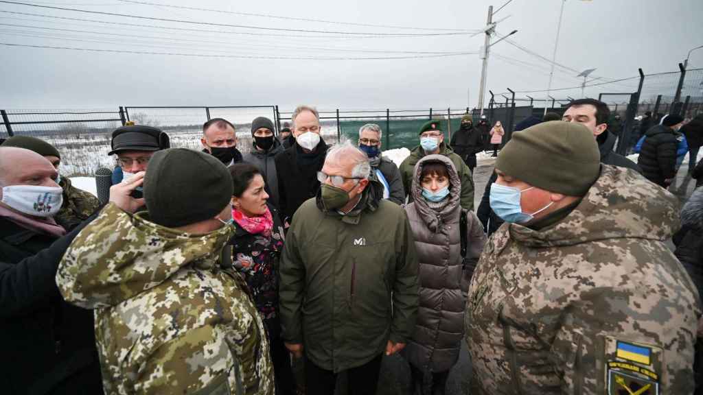 El jefe de la diplomacia europea, Josep Borrell, durante su visita al este de Ucrania el 6 de enero