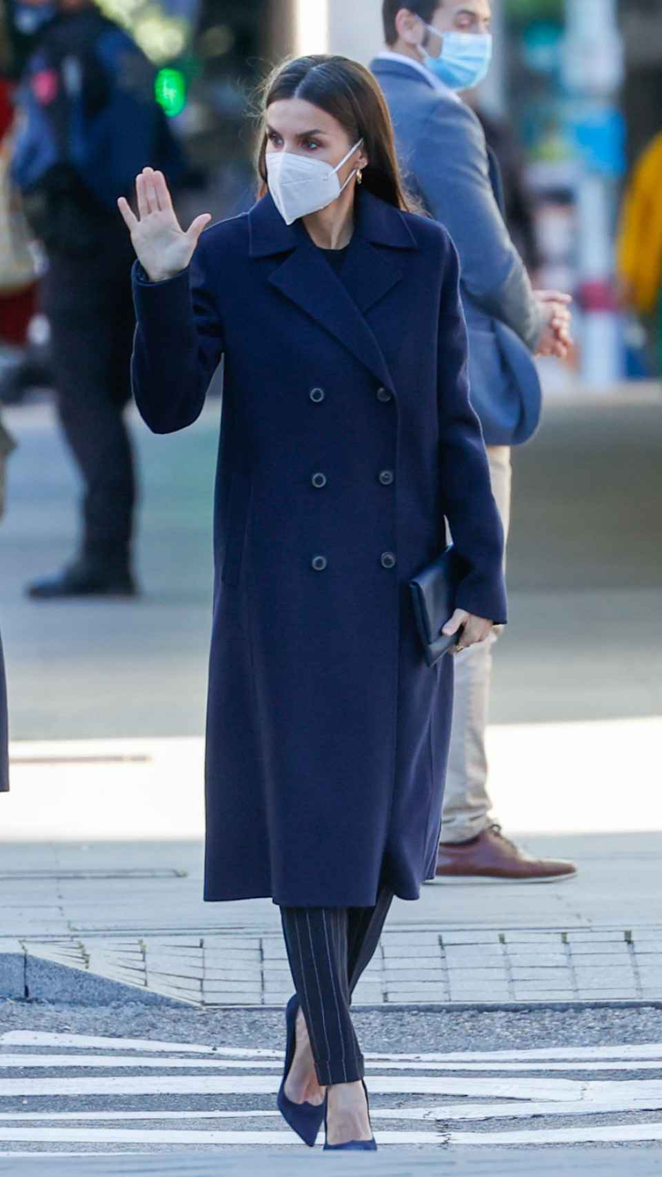 La reina Letizia con vestido 'oversize' de Hugo Boss.