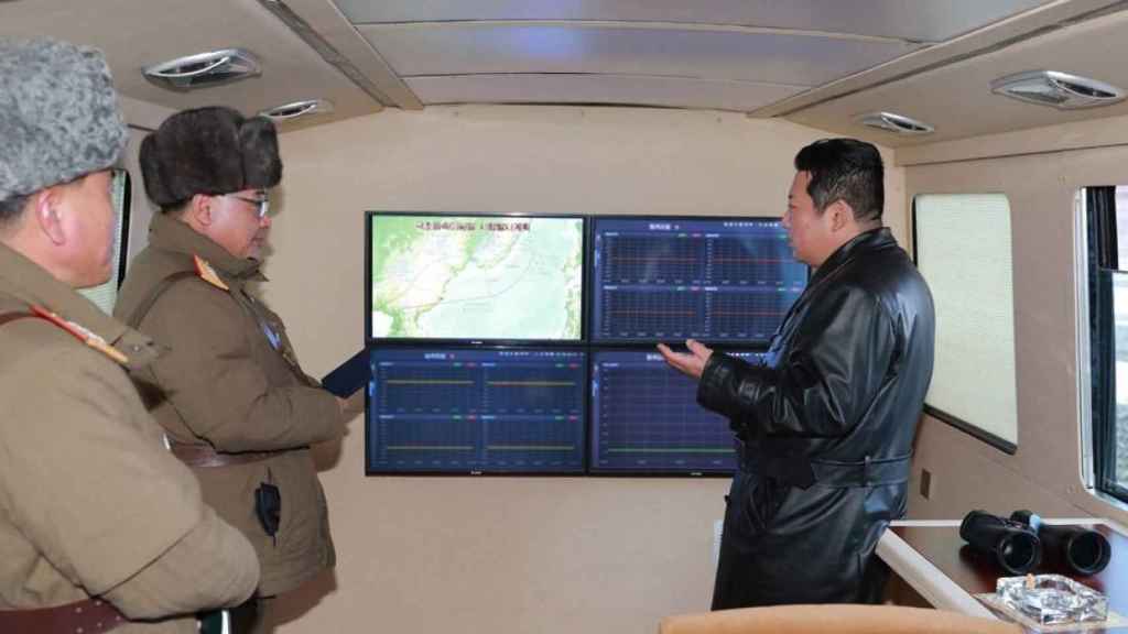 Kim Jong-Un en el autobús que sirve de centro de monitorización del misil