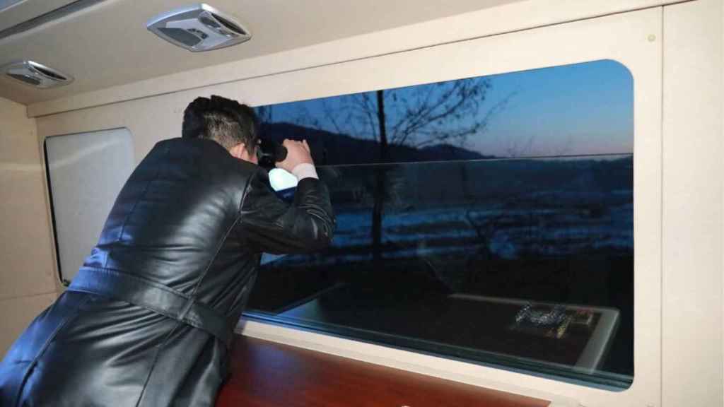 Kim Jong-Un viendo el lanzamiento del misil