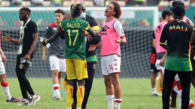 Los jugadores de Túnez y Mali discutiendo por el pitido del árbitro en el minuto 85