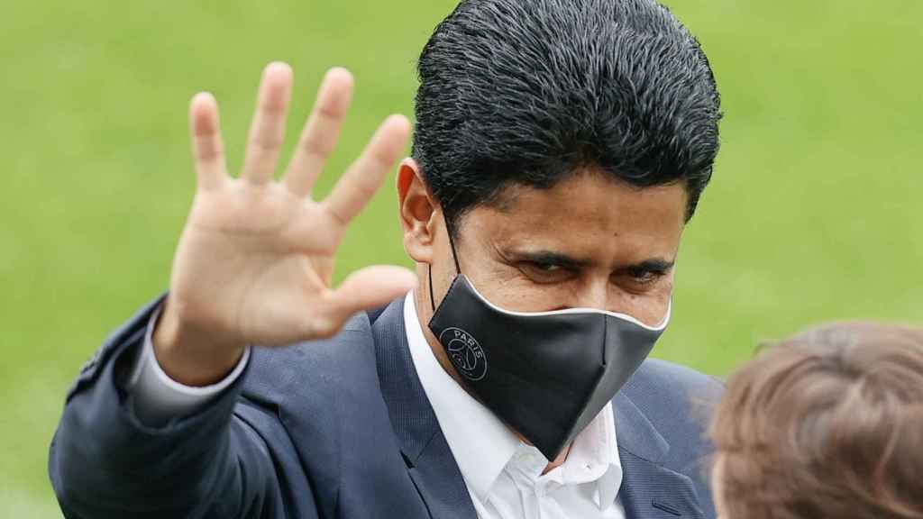 Nasser Al-Khelaifi en el césped del PSG