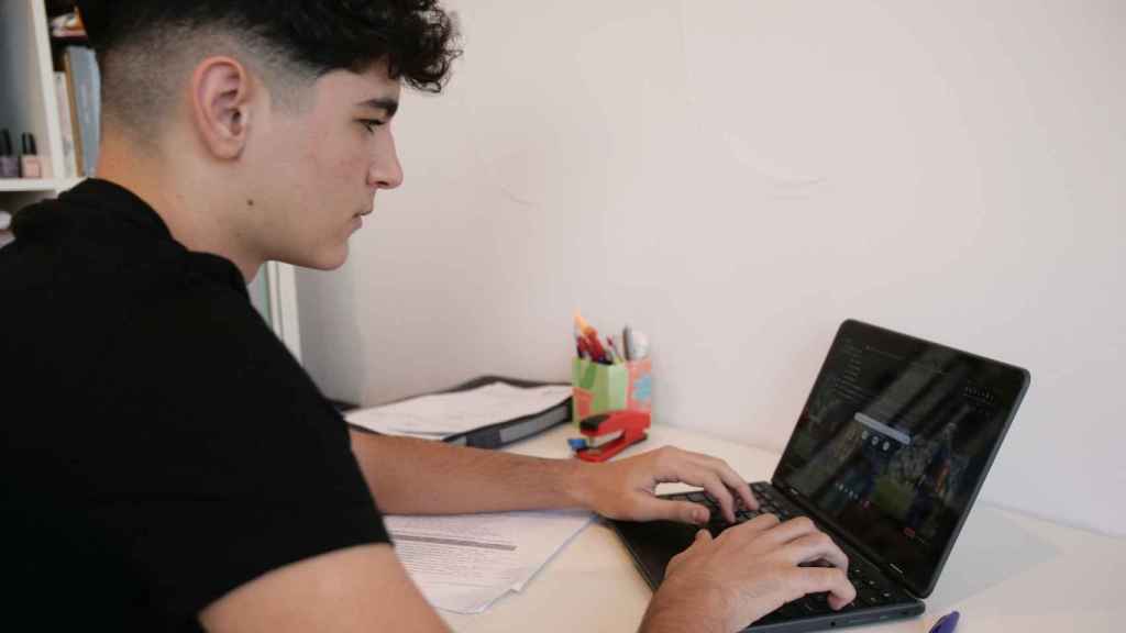 Un alumno con su ordenador da clases on line durante el curso pasado.