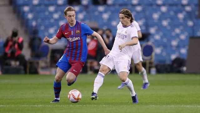 Luka Modric y Frenkie de Jong disputan un balón