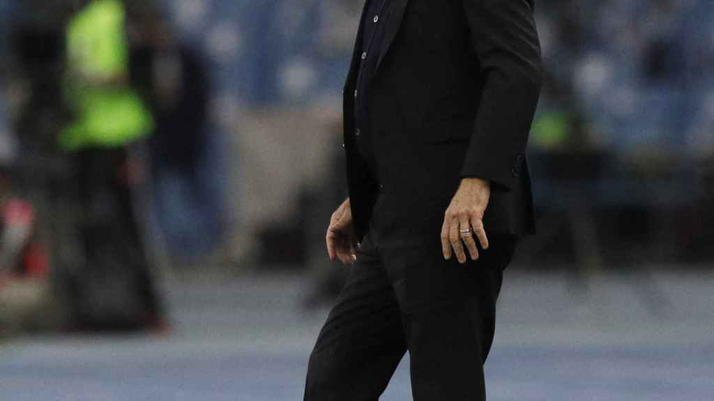 Carlo Ancelotti controla un balón que ha salido por la banda
