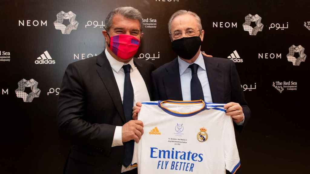 Joan Laporta y Florentino Pérez posan con la camiseta del Real Madrid durante la Supercopa de España