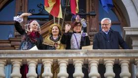 Ribó y las magas republicanas saludan desde el balcón del Ayuntamiento de Valencia.