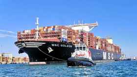Un buque mercante durante labores logísticas en las instalaciones del Puerto de Valencia.