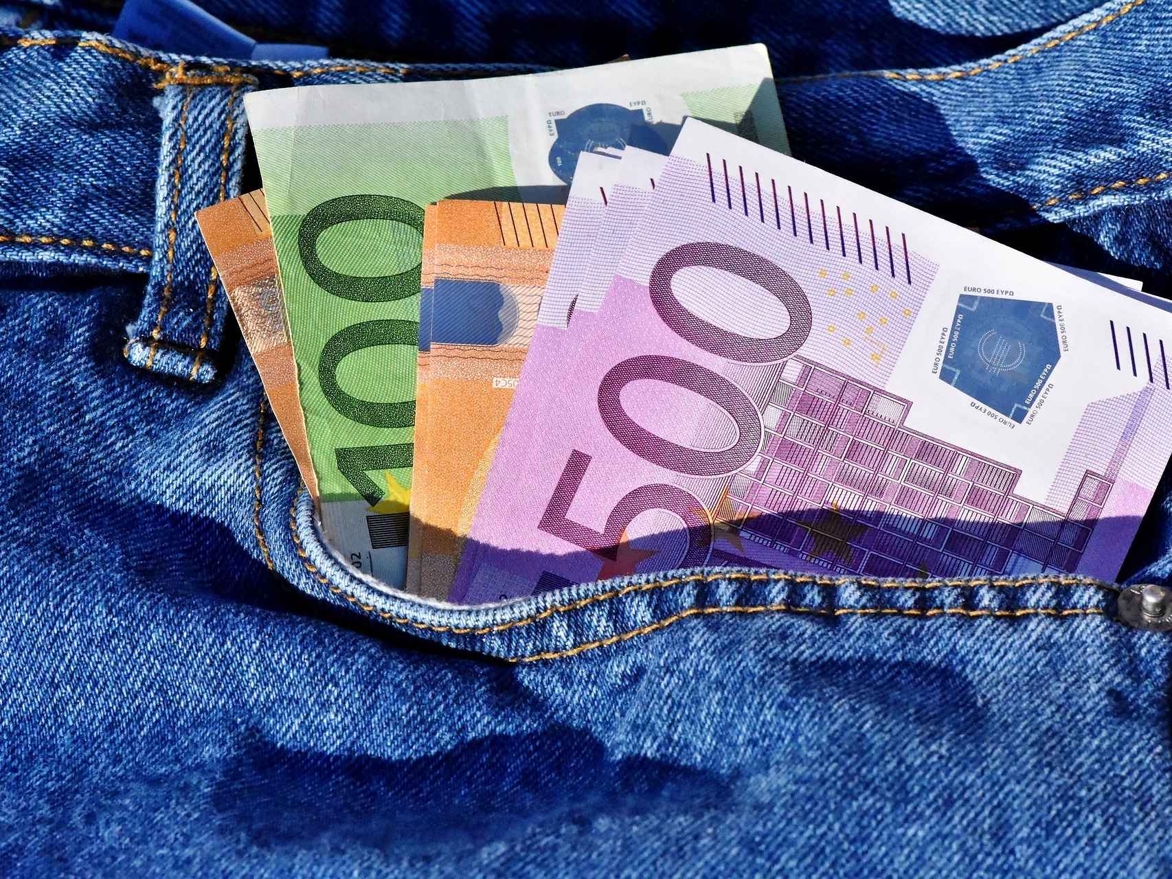 Billetes de euro de alta denominación en un bolsillo.