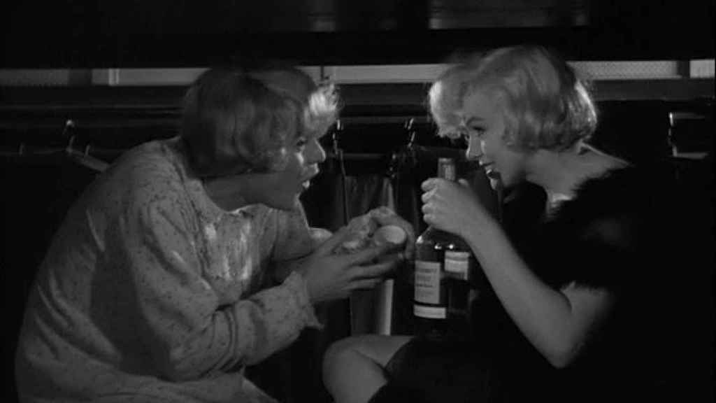 Marilyn Monroe (d) y Jack Lemmon (i) en una escena de 'Con faldas y a lo loco' de Billy Wilder.