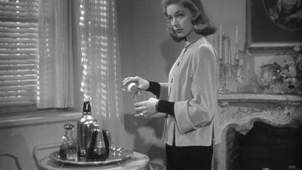 Lauren Bacall se prepara una copa en 'El sueño eterno'.
